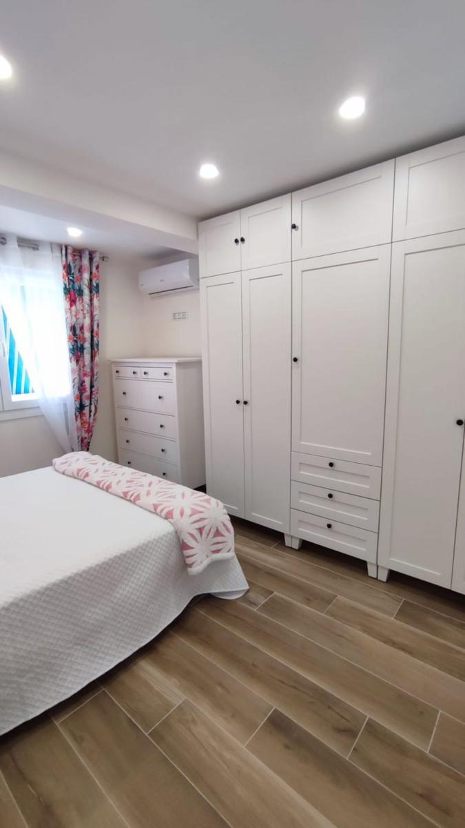 PISO DE  CORTA TEMPORADA. 935 € /MES
