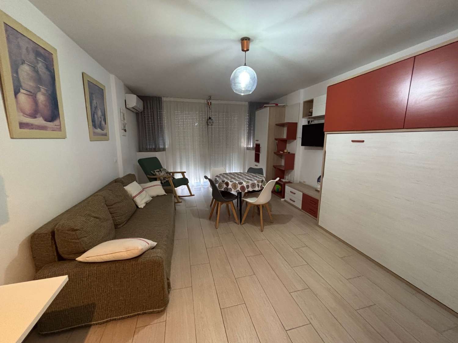 SAISONALES STUDIO AUF DER TORE TORE AVENUE. SONNIG.