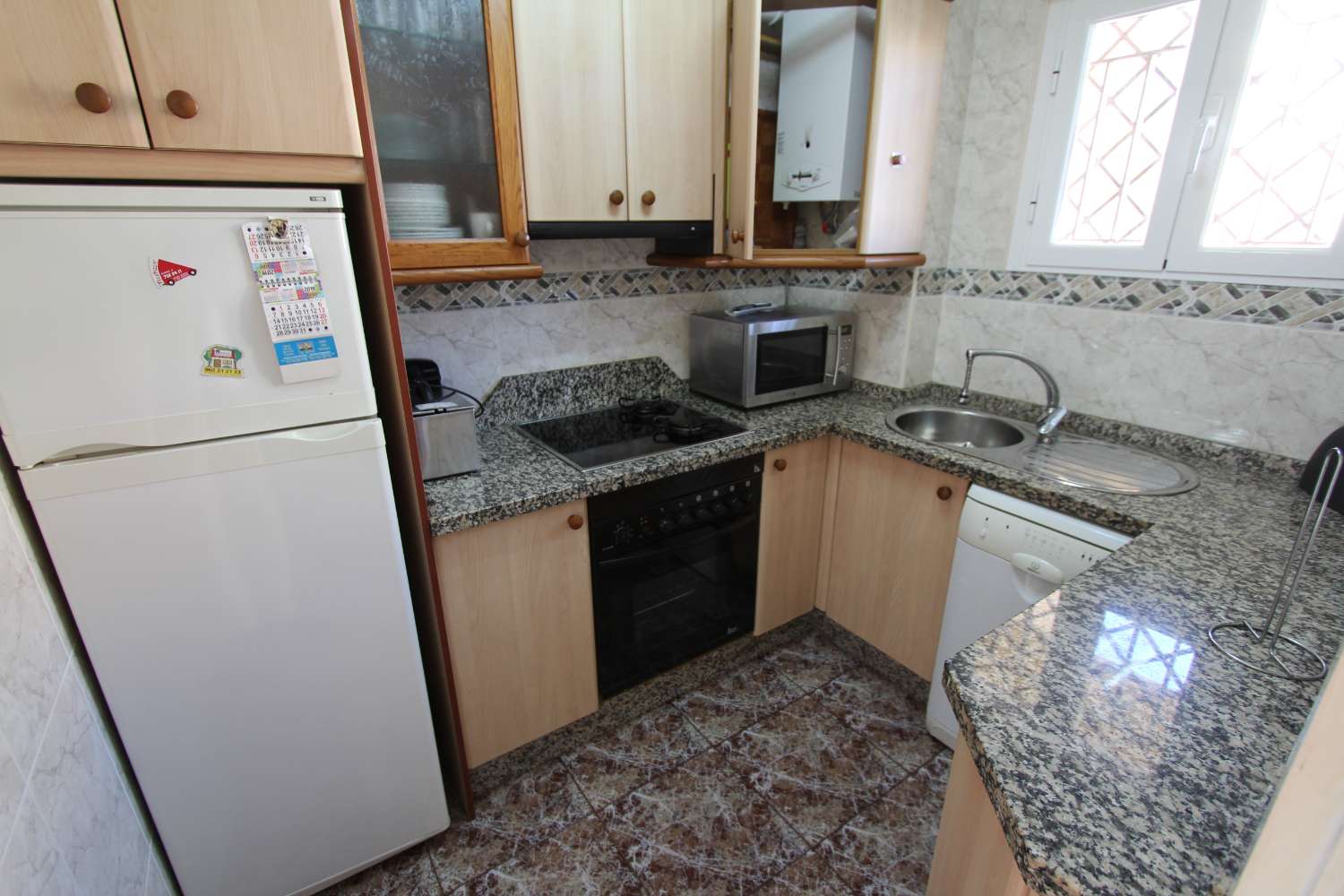 APPARTEMENT COURTE SAISON. 490 € /MOIS