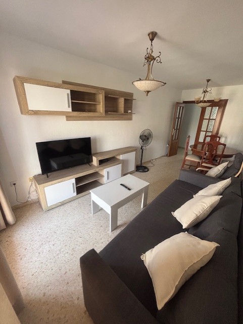 SHORT TERM APARTMENT FROM SEPT TO JUNE. PRICE: €650/MONTH